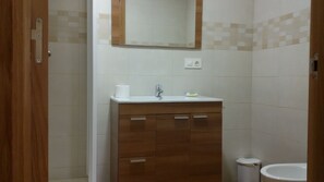 Quarto triplo | Banheiro | Chuveiro, produtos de toalete grátis