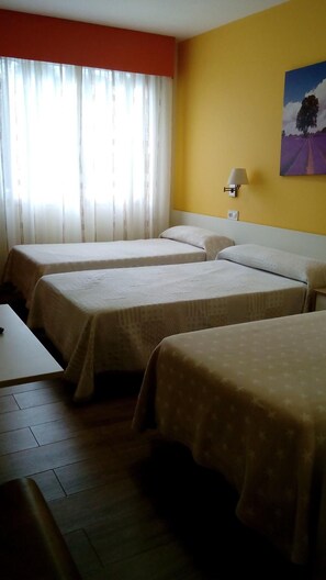 Escritorio, cortinas blackout, cunas gratuitas y wifi gratis 