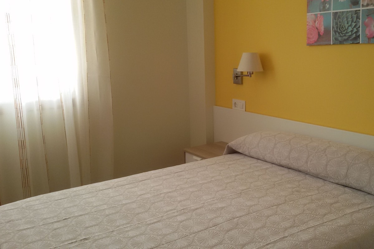Een bureau, verduisterende gordijnen, gratis babybedden, gratis wifi