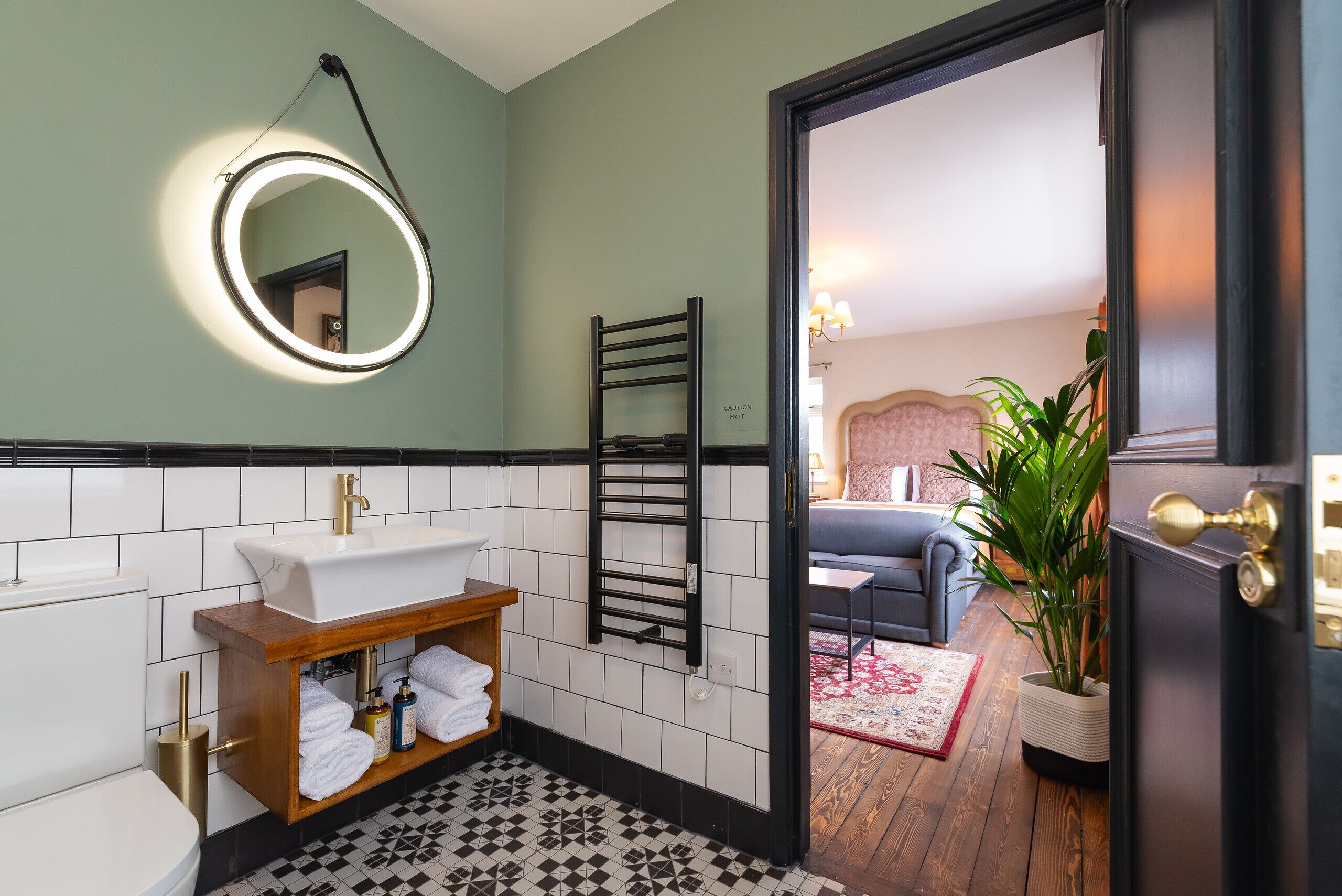 Secador de pelo, toallas, papel higiénico