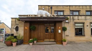 A building with a sign reading "THE FAREINN Pub, Dining & Rooms" and a large white sculpture on the roof. - Bear Hotel (Bath)