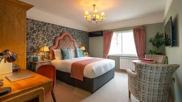 Standard Double Room, Ensuite | Blackout drapes, iron/ironing board