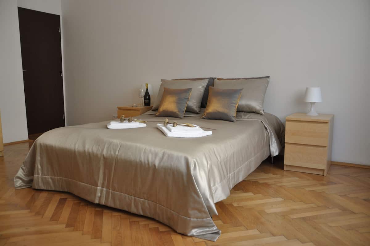 Deluxe Apartment, 1 Bedroom, Kitchen, City View | Iron/ironing board, free cots/infant beds, rollaway beds, free WiFi