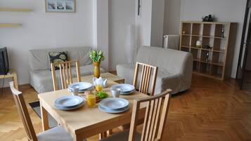 Deluxe Apartment, 2 Bedrooms, Kitchen, City View | In-room dining