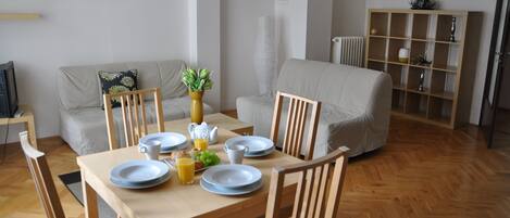 Deluxe Apartment, 2 Bedrooms, Kitchen, City View | In-room dining