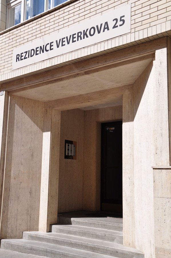 A building entrance with a sign reading "RESIDENCE VEVERKOVA 25".