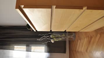 Eine moderne Küche mit Holzschränken und einer sichtbaren Pflanze.