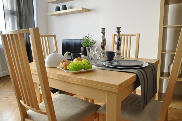 Deluxe Apartment, 1 Bedroom, Kitchen, City View | In-room dining