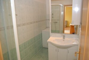 Maisonette | Bathroom | Shower, hair dryer, towels - Apartmany Bratislava (Bratislava)