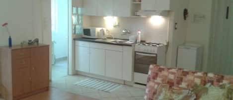 Apartment, 1 Bedroom (2 Adults) | Private kitchenette | Fridge, microwave, coffee/tea maker