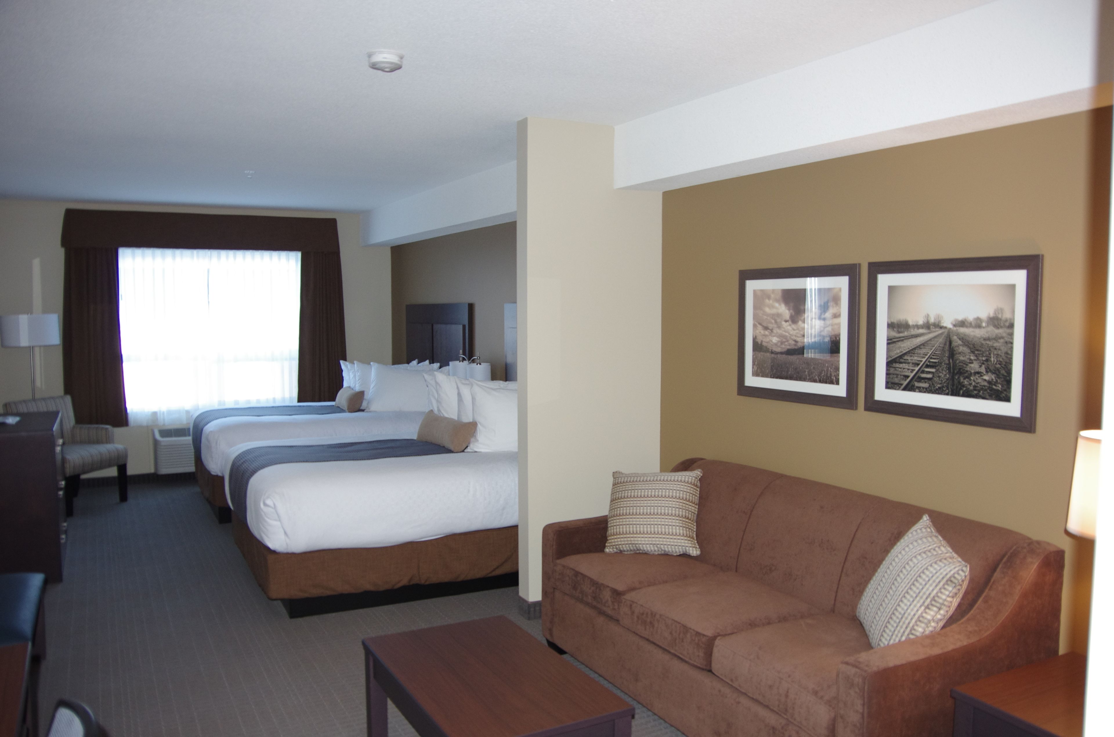 Een bureau, een laptopwerkplek, geluiddichte muren