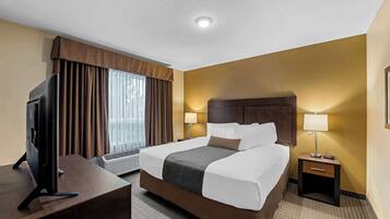 Suite, 1 kingsize bed, niet-roken, koelkast & magnetron | Een bureau, een laptopwerkplek, geluiddichte muren