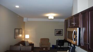 Suite, 2 Bedrooms, Non Smoking, Kitchen (Queen sofabed, Full Kitchen) | Private kitchenette