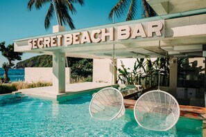 3 bars/lounges, een poolbar, een strandbar