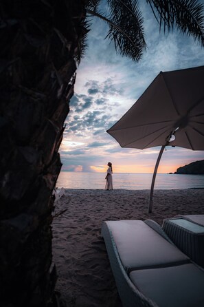 On the beach, white sand, sun-loungers, beach umbrellas - Seven Secrets by Hanging Gardens (Senggigi)