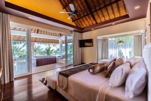 行政套房, 1 张特大床, 按摩浴缸, 山景 | 1 多间卧室、埃及棉床单、高档床上用品、泰普尔床垫