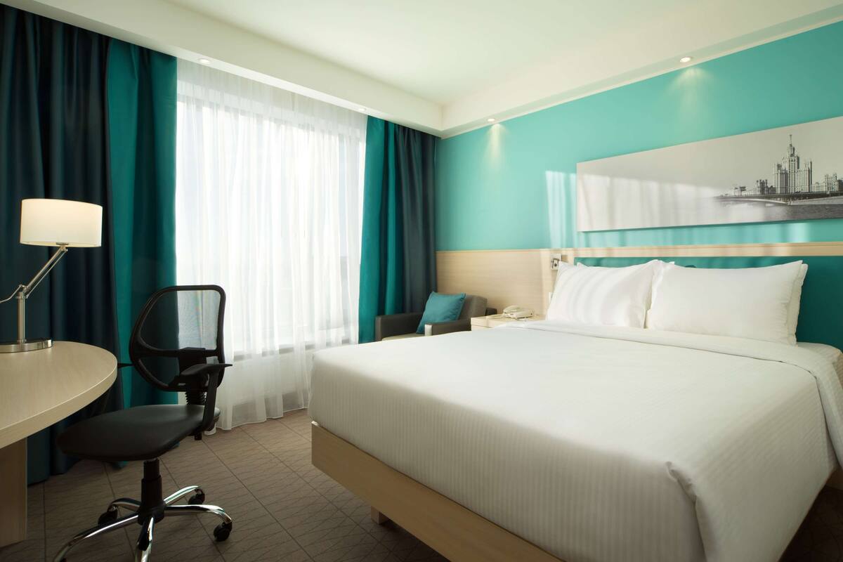 Brankas, meja kerja, setrika/meja setrika, dan tempat tidur bayi gratis