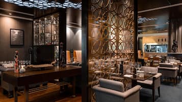 3 restaurants, breakfast, lunch, dinner served; African cuisine