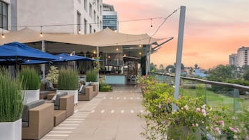 3 restaurants, breakfast, lunch, dinner served; African cuisine