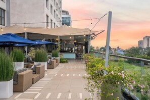 3 restaurants, breakfast, lunch, dinner served; African cuisine - Radisson Blu Hotel Nairobi Upper Hill (Nairobi)