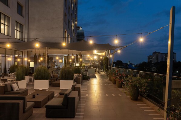 Hi ha 3 restaurants i s'hi serveixen esmorzars; plats de cuina africana 