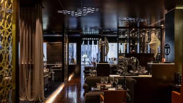 3 restaurants; breakfast, lunch, and dinner served