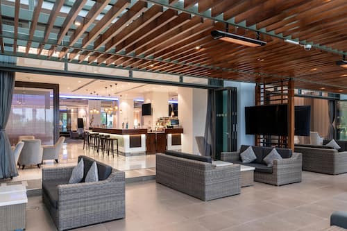 Lobby lounge