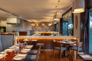 Hi ha 3 restaurants i s'hi serveixen esmorzars; plats de cuina africana
