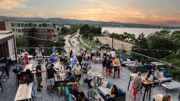 2 restaurantes; se sirve desayuno, almuerzo y cena; cocina americana