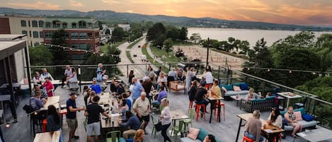 2 ravintolaa, joissa tarjoillaan aamiainen; amerikkalainen keittiö