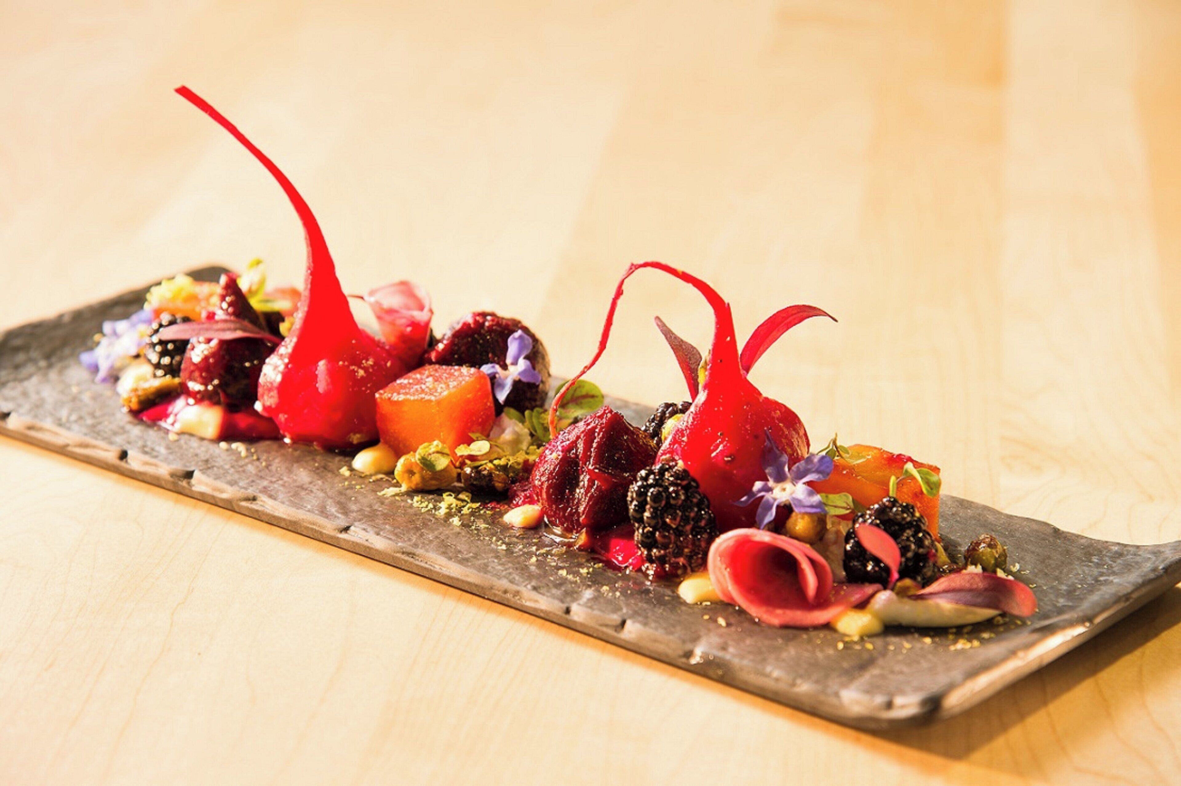 Un plato con diversos alimentos y guarniciones.