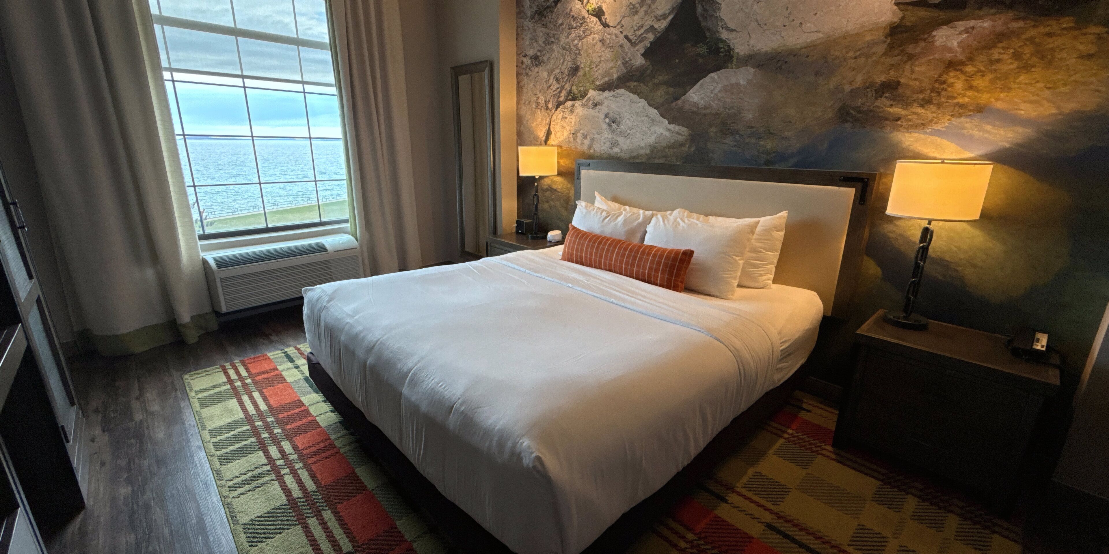 Premium bedding, in-room safe, desk, laptop workspace