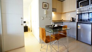 Executive-Apartment, 1 Schlafzimmer | Essbereich im Zimmer