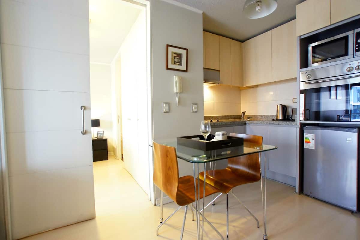Executive-Apartment, 1 Schlafzimmer | Essbereich im Zimmer