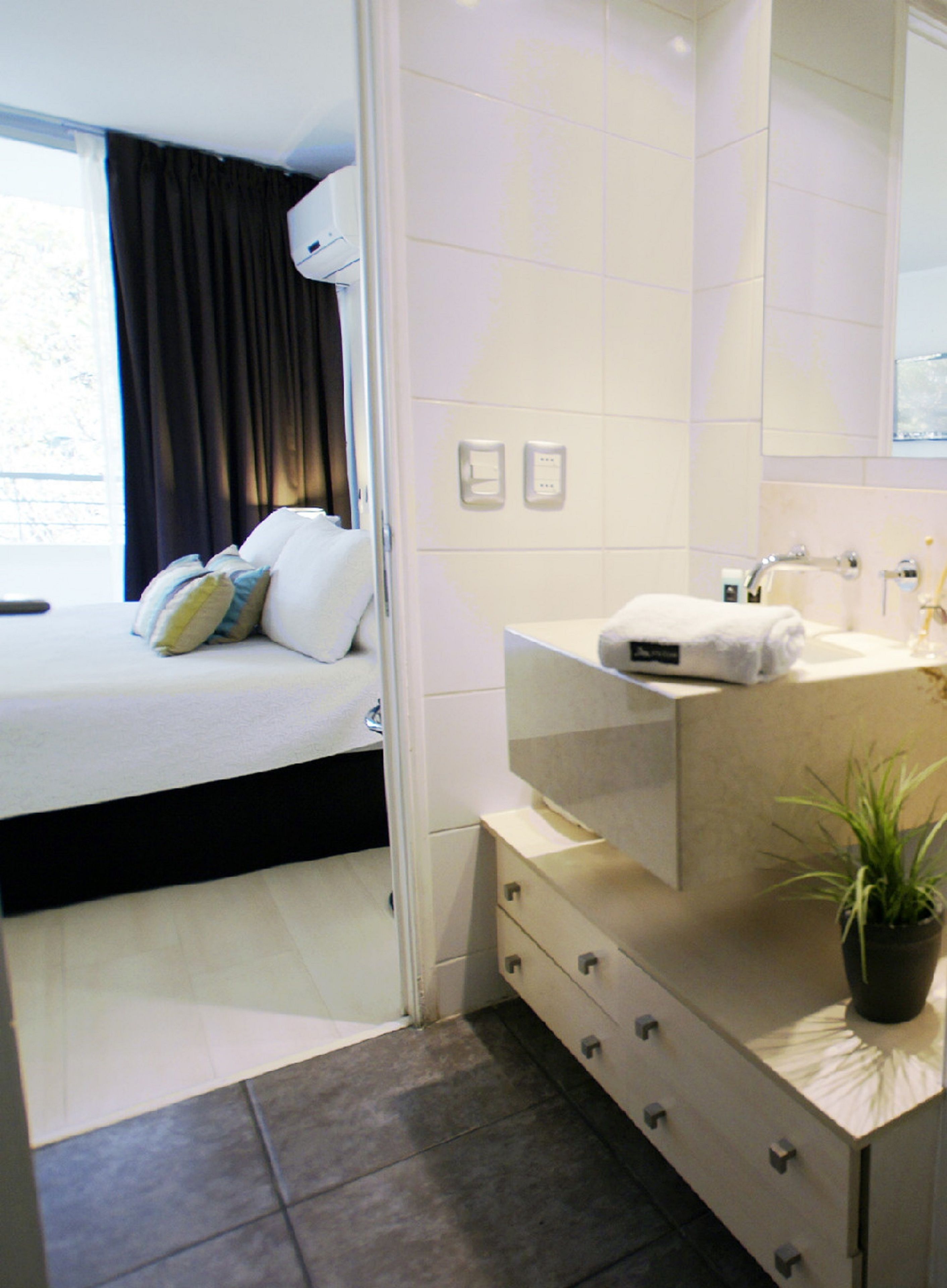 Combined shower/tub, deep soaking tub, free toiletries, hair dryer