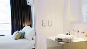 Duschwanne, Komfortbadewanne, kostenlose Toilettenartikel, Haartrockner