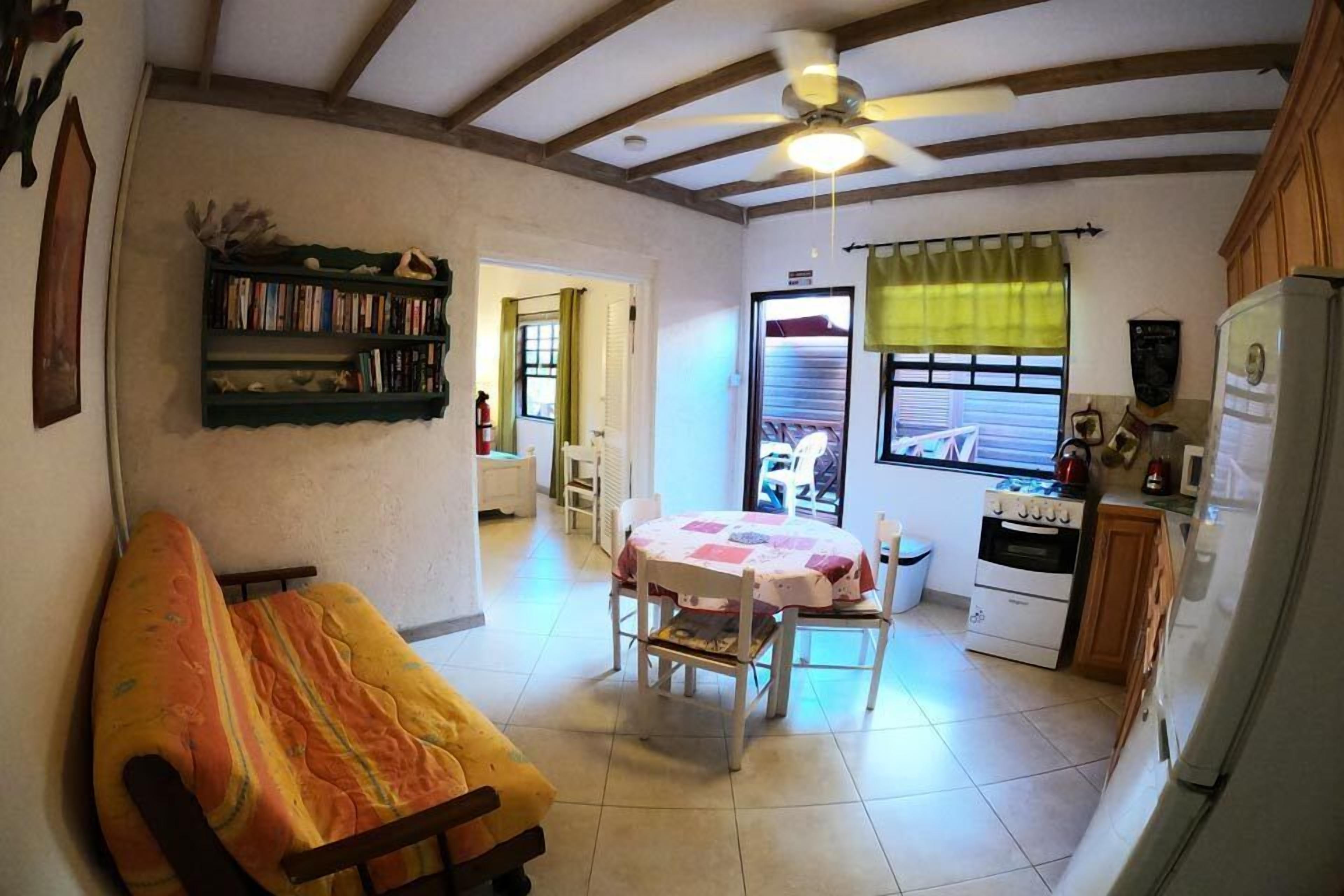 Departamento, 1 habitación, cocina, vista parcial al mar | Cocina privada | Refrigerador, microondas, cafetera y tetera y tostadora 