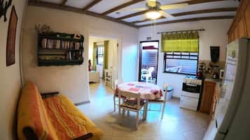 Departamento, 1 habitación, cocina, vista parcial al mar | Cocina privada | Refrigerador, microondas, cafetera y tetera y tostadora