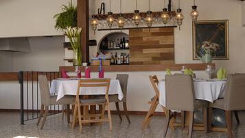 Frokost, lunsj og middag serveres, spanske retter