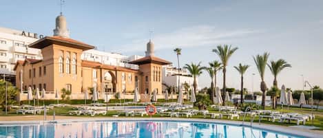 Outdoor pool, pool umbrellas, sun loungers