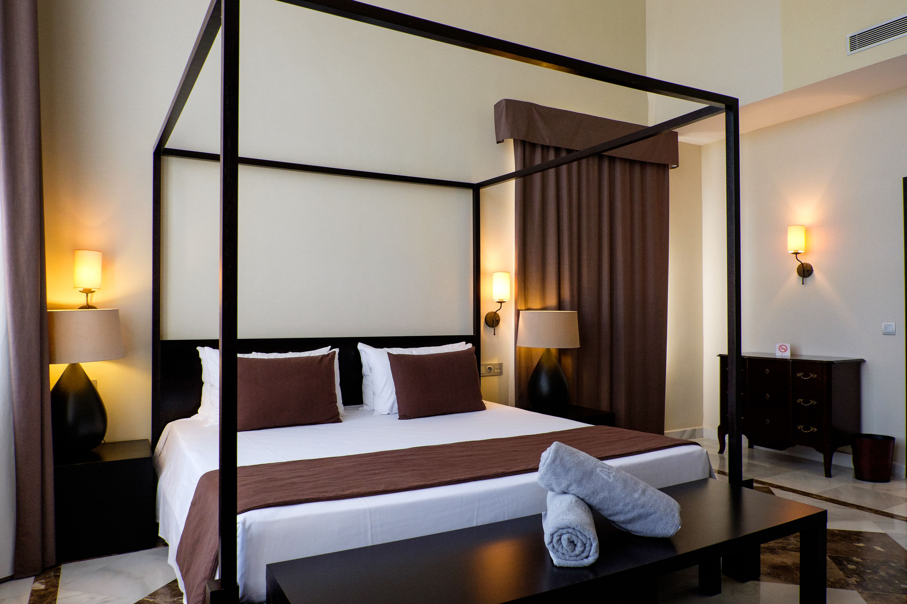 Double Club Palace | Minibar, caja fuerte, escritorio y cortinas opacas