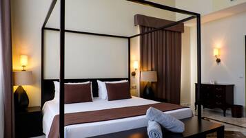 Double Club Palace | Minibar, caja fuerte, escritorio y cortinas opacas