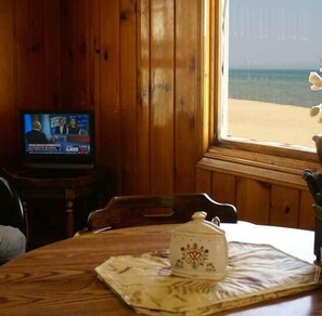 Cottage, 1 chambre, en bord de lac (Cabin 8) | Restauration dans la chambre