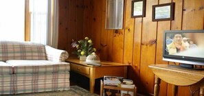 Cottage, 1 Bedroom (Cabin 9) | Living area - Scenic Resort (Oscoda)