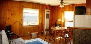 Småhus, 1 soverom, ved innsjø (Cabin 8) | Oppholdsområde