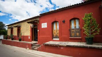 Vista frontal de la propiedad