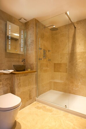 Luxury Double Room | Egyptian cotton sheets, individually decorated, individually furnished - The Queen's Inn (Cranbrook)