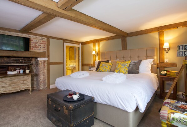 Family Room | Egyptian cotton sheets, individually decorated, individually furnished - The Queen's Inn (Cranbrook)