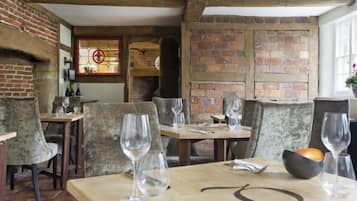 Aperto a colazione, pranzo e cena, cucina britannica