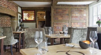 Breakfast, lunch, dinner served; British cuisine 